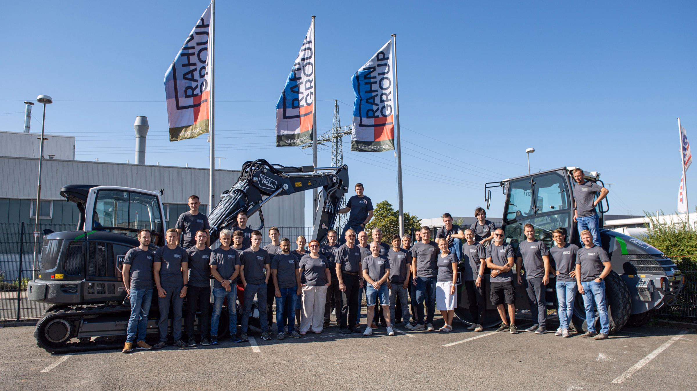 Das Team der RAHN Group vor dem Betriebshof